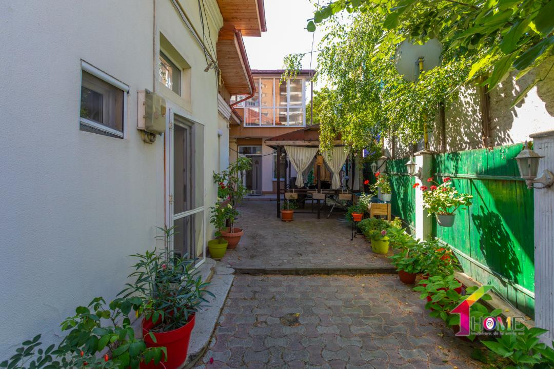  Două case în inima Bacăului.