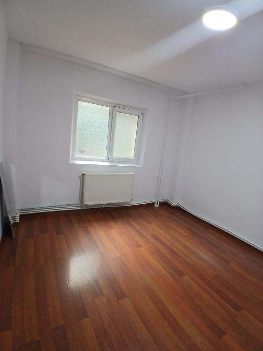 Apartament nemobilat, parter, ideal birouri