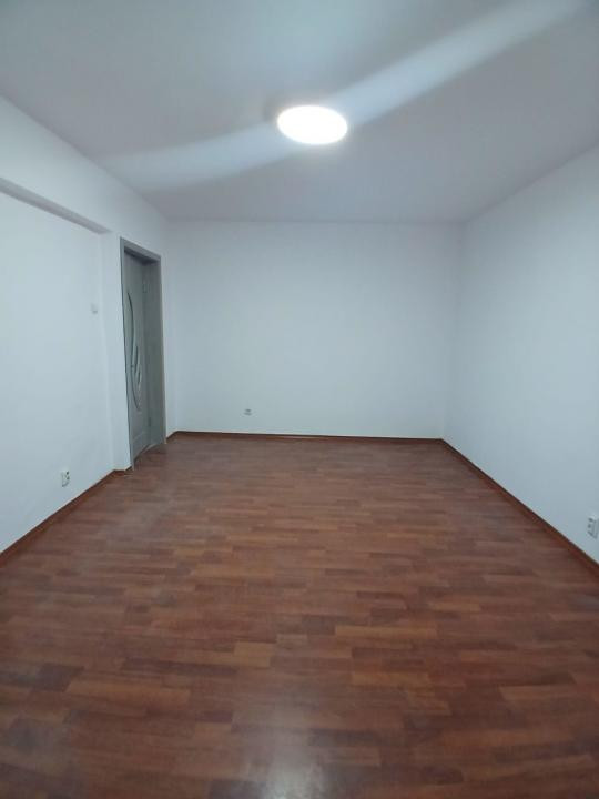 Apartament nemobilat, parter, ideal birouri