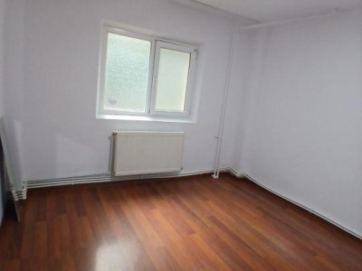 Apartament nemobilat, parter, ideal birouri