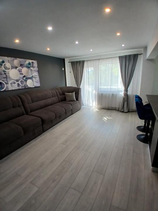 3 camere de inchiriat, Lux, zona Carrefour