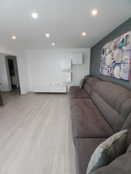 3 camere de inchiriat, Lux, zona Carrefour