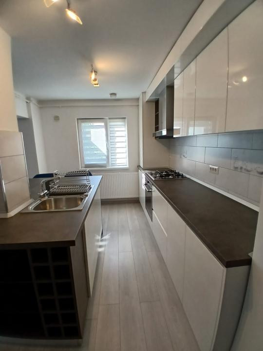 3 camere de inchiriat, Lux, zona Carrefour