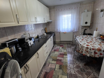 Apartament cu 3 camere zona Nord