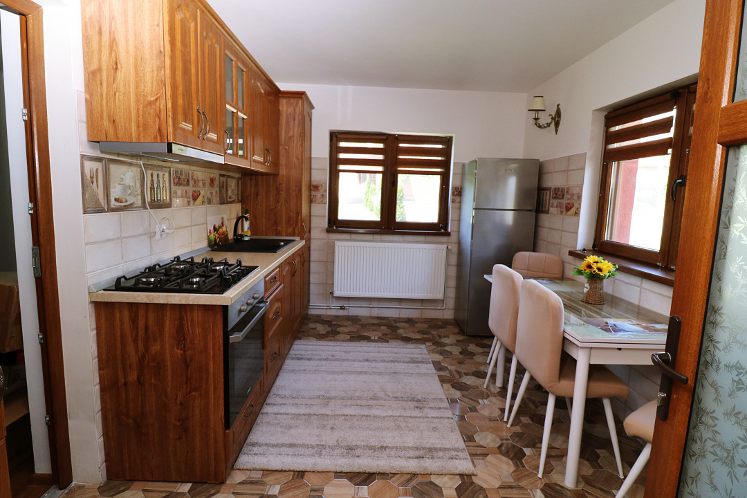 Casa 5 camere, moderna, Comanesti