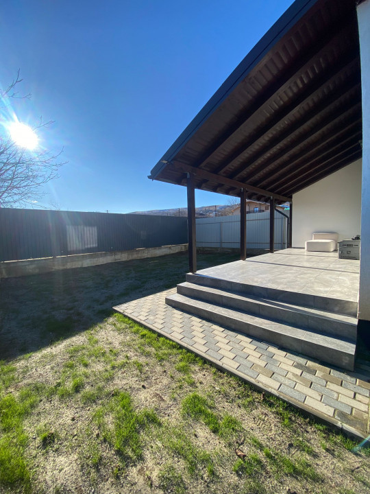 Casa 2024 cu 4 camere, terasa si curte, Sarata