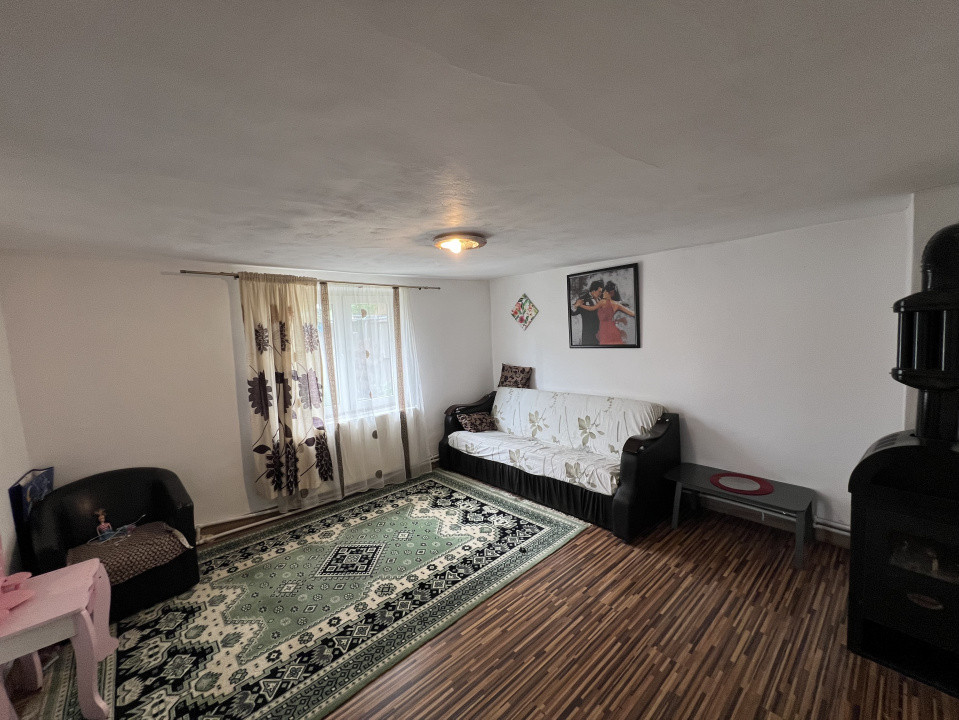 Casa 3 camere, Izvoare