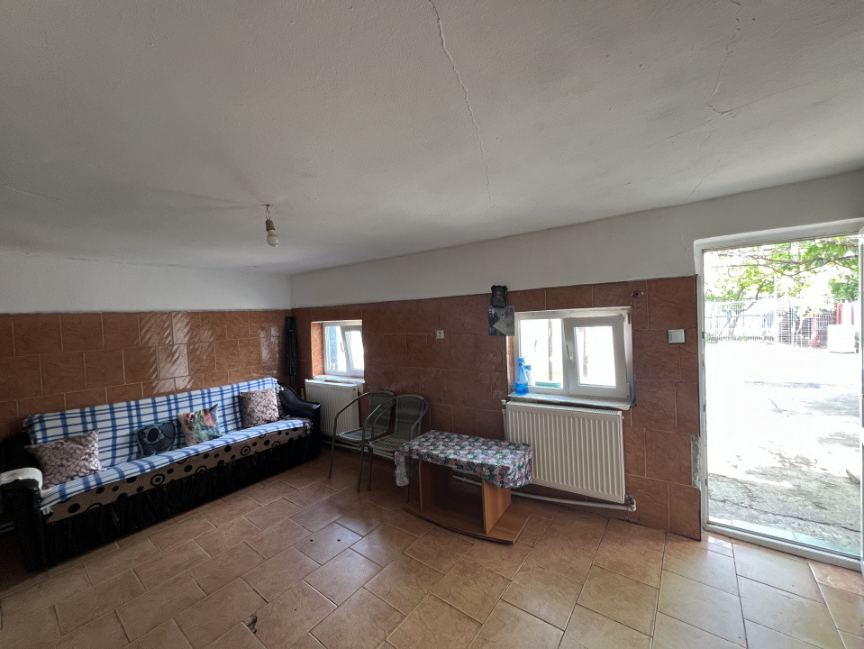 Casa 3 camere, Izvoare