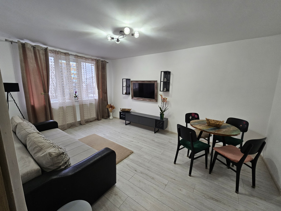 Apartament Renovat-2 camere decomandate 