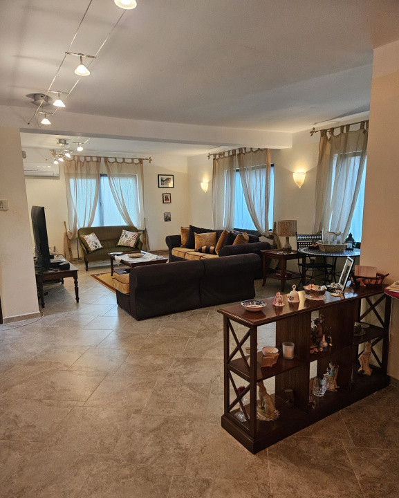 Vilă 5 camere, modernă, Serbănești