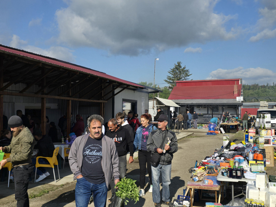 Spatii comerciale + Afacere la Cheie in targurile saptamanale(Tescani,Livezi)