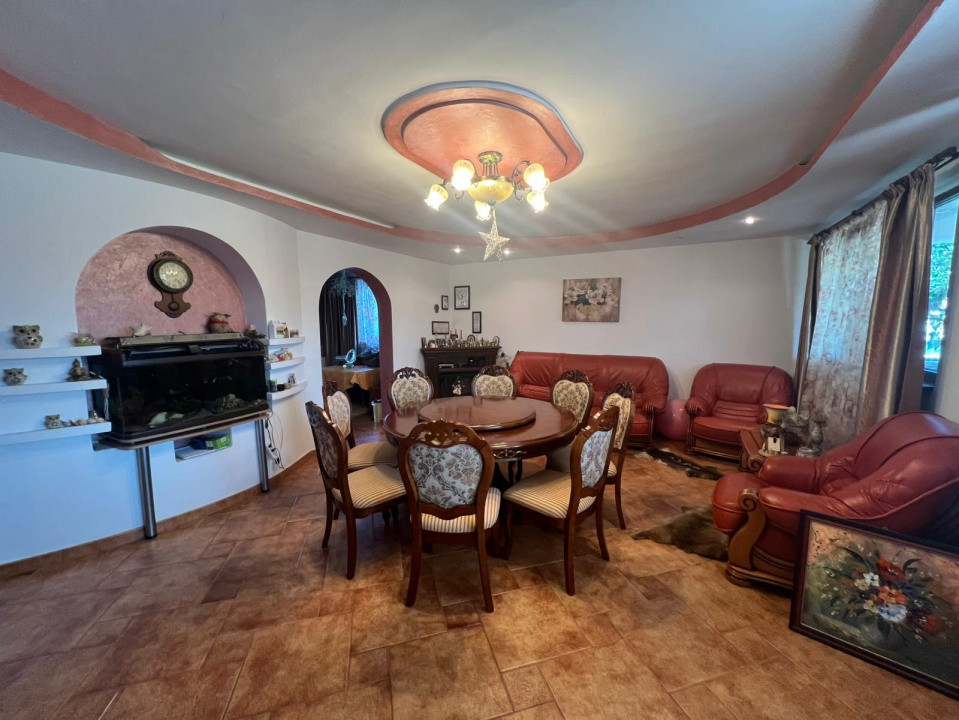 Casă cu etaj, 4 camere, zona Narcisa