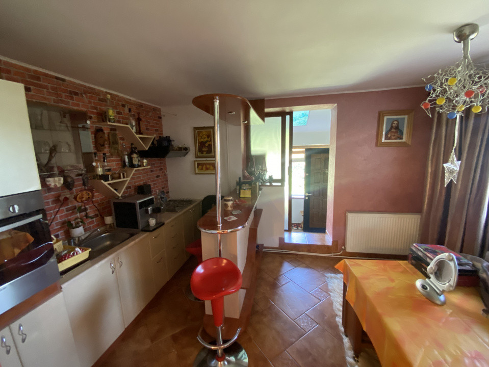 Casă cu etaj, 4 camere, zona Narcisa