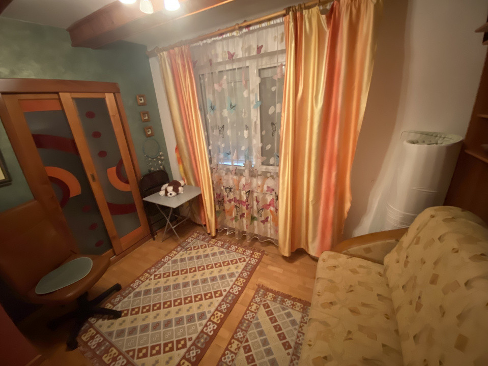 Casă cu etaj, 4 camere, zona Narcisa