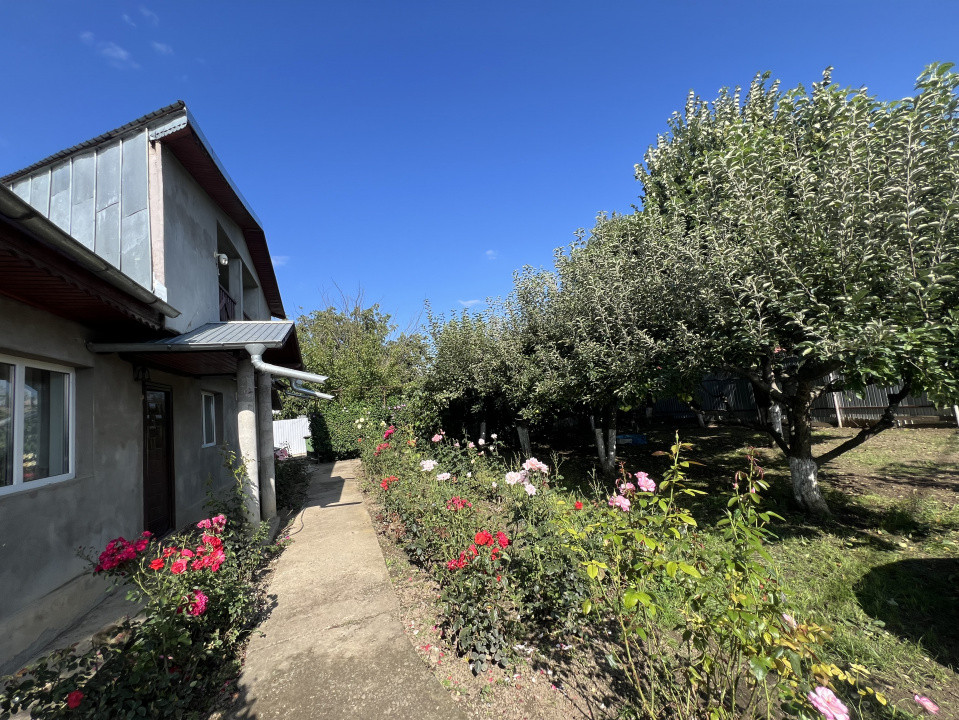 Casa cu gradina, teren 2200 mp, Saucesti