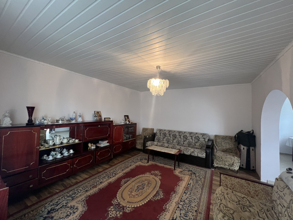 Casa cu gradina, teren 2200 mp, Saucesti