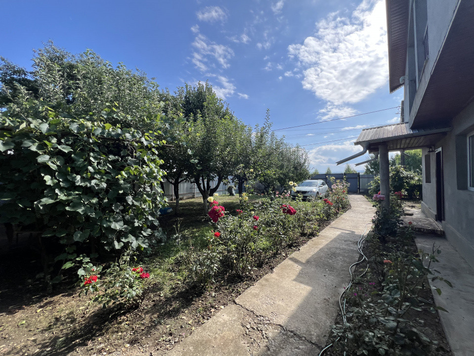 Casa cu gradina, teren 2200 mp, Saucesti