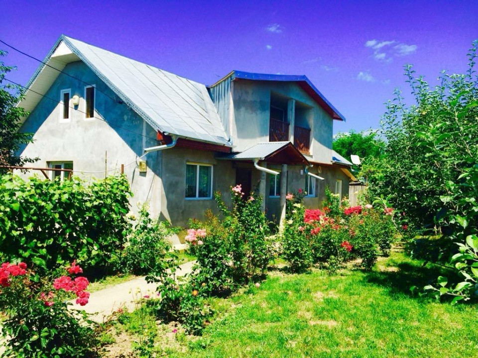 Casă cu 3 camere și teren de 2.200 m² în Șerbesti, locuință aproape de Bacău 