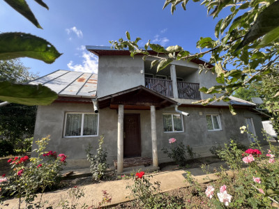 Casa cu gradina, teren 2200 mp, Saucesti