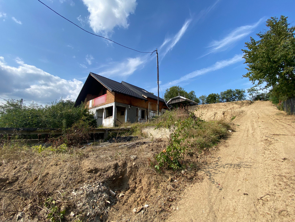 Teren intravilan + casă la roșu, Măgura