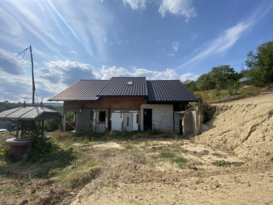 Teren intravilan + casă la roșu, Măgura