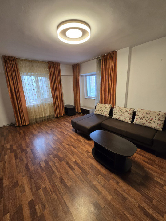 Apartament spatios zona 9 mai