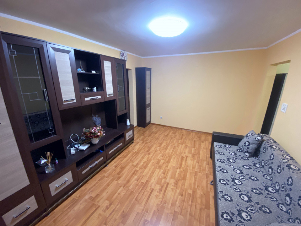 Apartament 2 camere, Ura