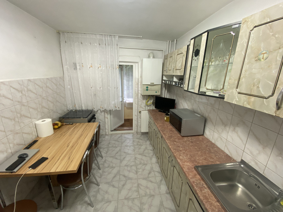 Apartament 2 camere, Ura
