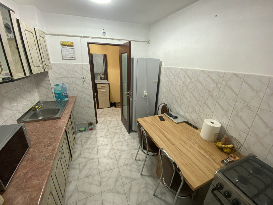 Apartament 2 camere, Ura