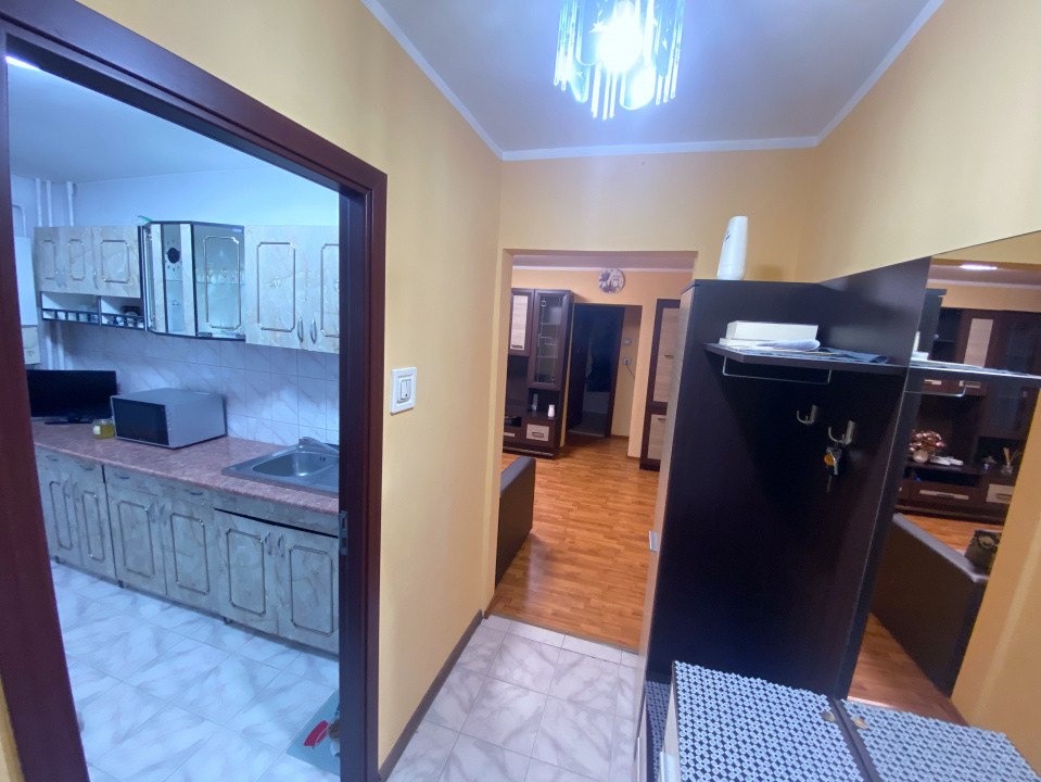Apartament 2 camere, Ura