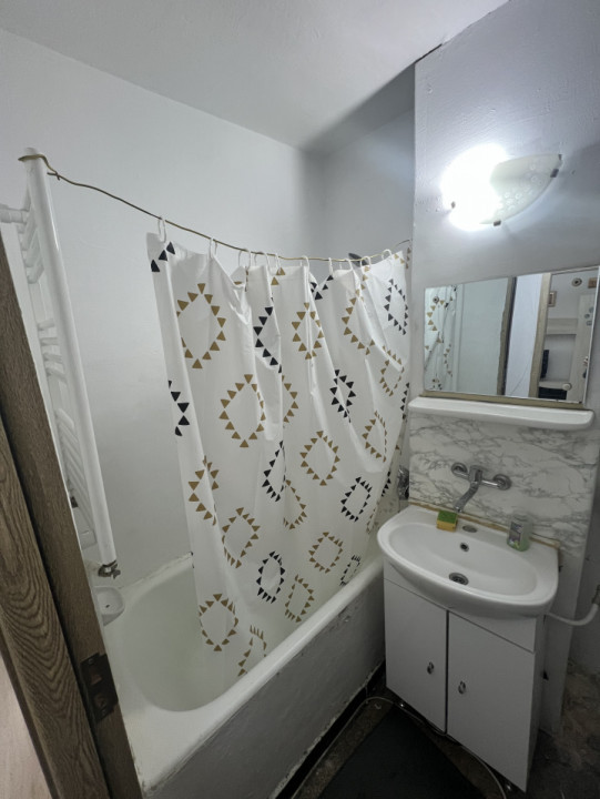 Garsonieră decomandată, Centru