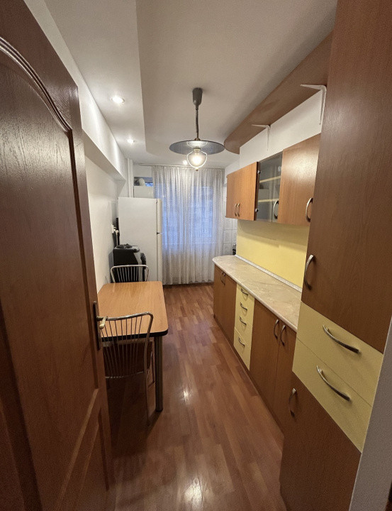 Spre închiriere apartament 3 camere 