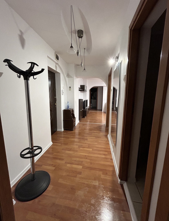 Spre închiriere apartament 3 camere 
