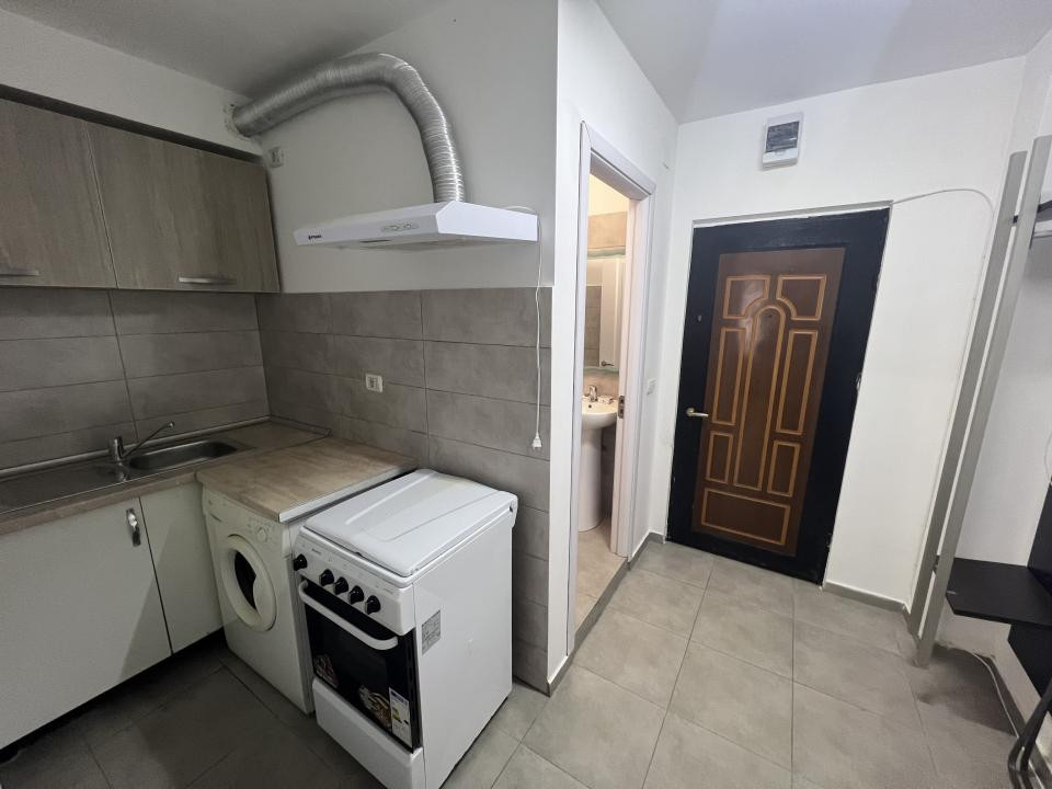 Garsonieră renovată, zona Insula 