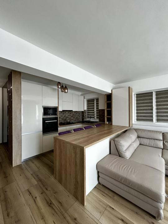 Penthouse Exclusiv cu Terasă Panoramică și Vedere la Lac 