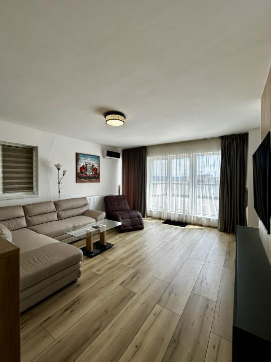 Penthouse Exclusiv cu Terasă Panoramică și Vedere la Lac 