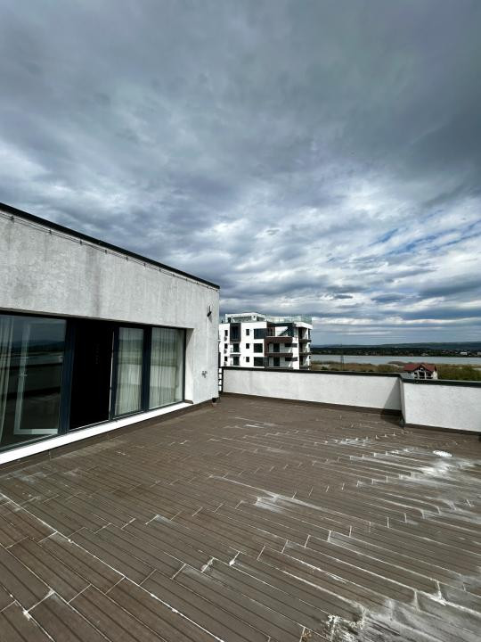 Penthouse Exclusiv cu Terasă Panoramică și Vedere la Lac 
