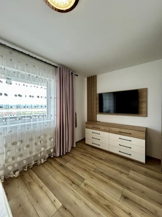 Penthouse Exclusiv cu Terasă Panoramică și Vedere la Lac 