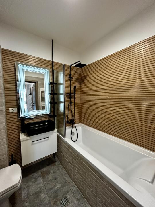 Penthouse Exclusiv cu Terasă Panoramică și Vedere la Lac 