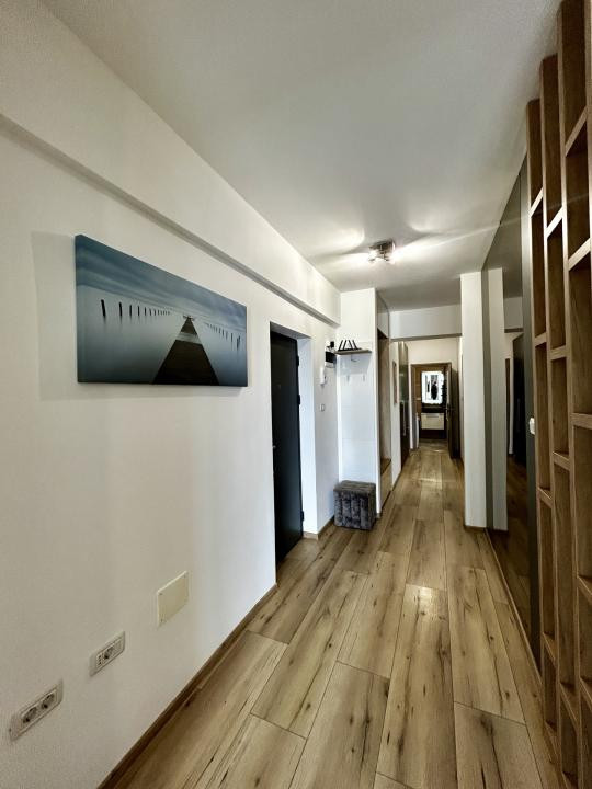 Penthouse Exclusiv cu Terasă Panoramică și Vedere la Lac 