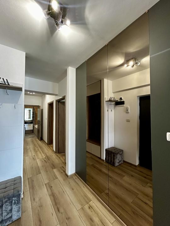 Penthouse Exclusiv cu Terasă Panoramică și Vedere la Lac 