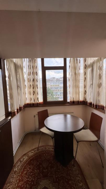 Se închiriază apartament ultracentral.