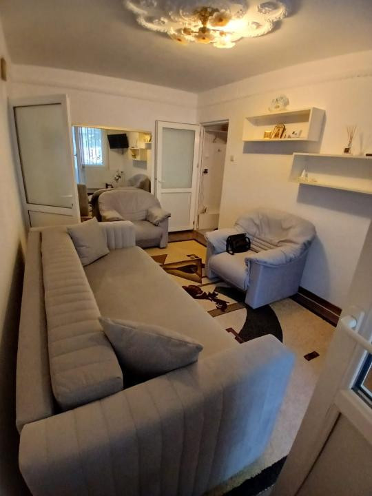 2 camere, Narcisa