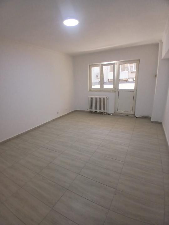 Apartament 3 camere, Piata Centrala, pretabil Birouri