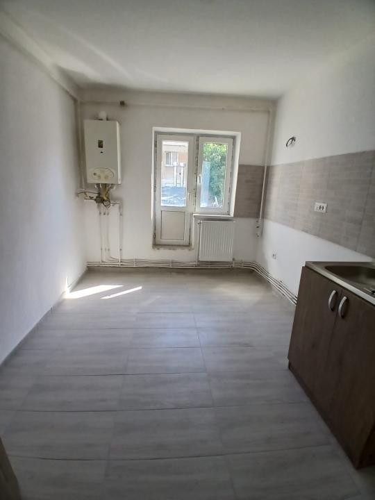 Apartament 3 camere, Piata Centrala, pretabil Birouri