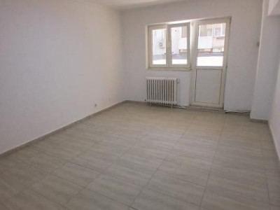 Apartament 3 camere, Piata Centrala, pretabil Birouri